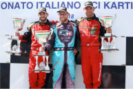 Marco Zanchetta a sinistra e Marco Pastacaldi a destra, rispettivamente secondo e terzo a Sarno in KZ2 Gara1, con Giacomo Pollini